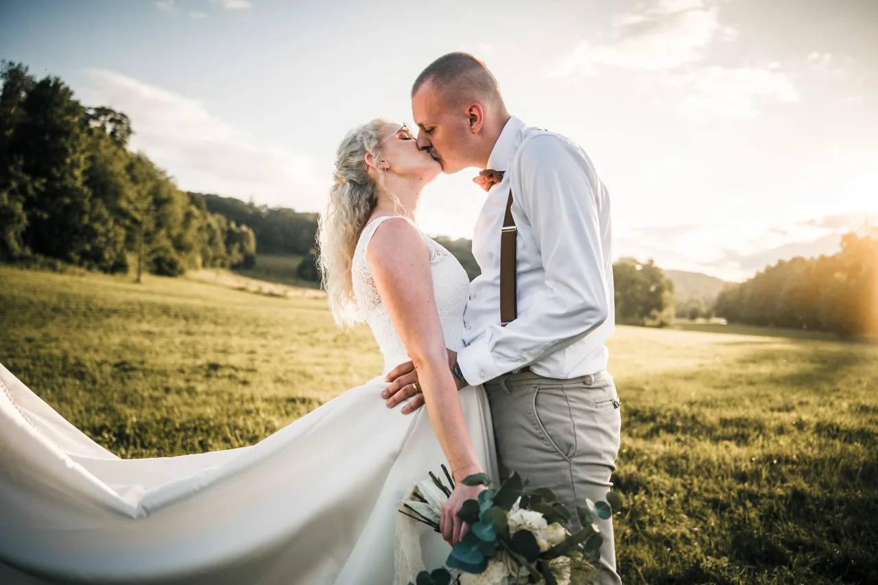 Nevěsta a ženich při západu slunce