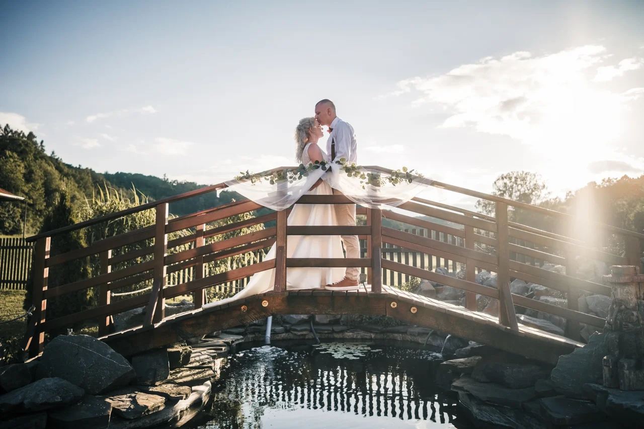 ženicha nevěsta na dřevěném mostě při párovém focení