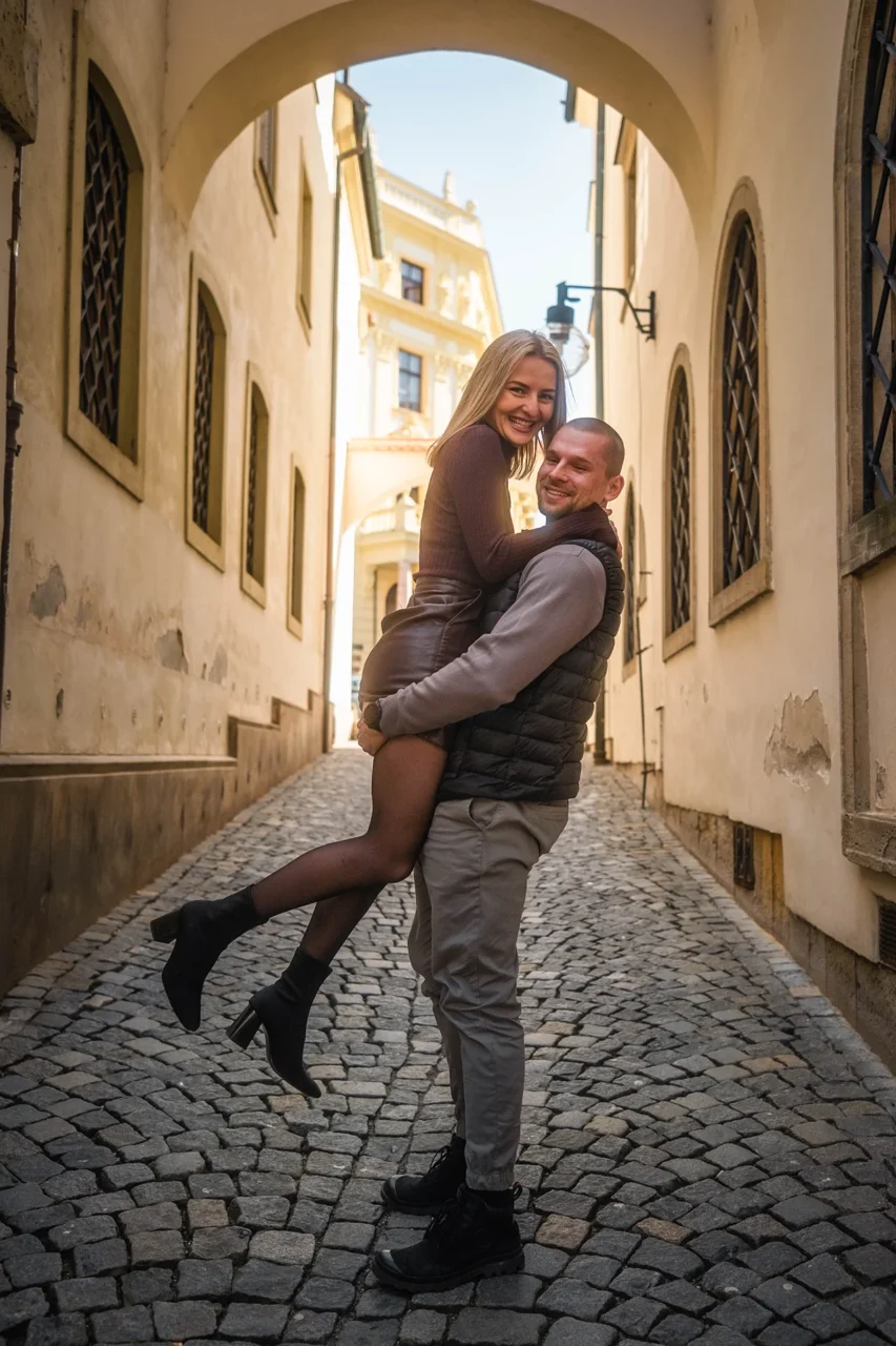 partner zvedá partnerku