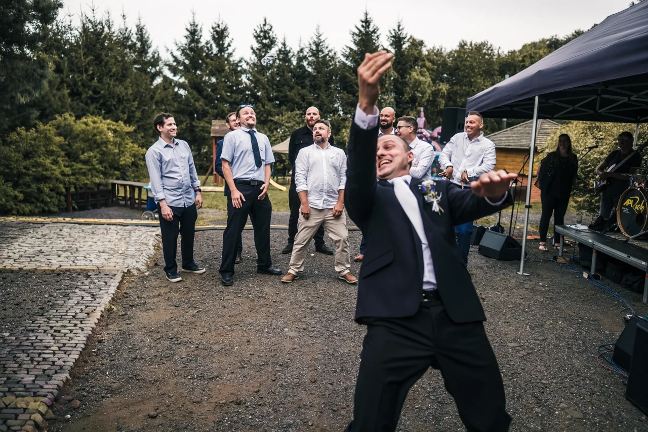 ženich háže podvazek za sebe