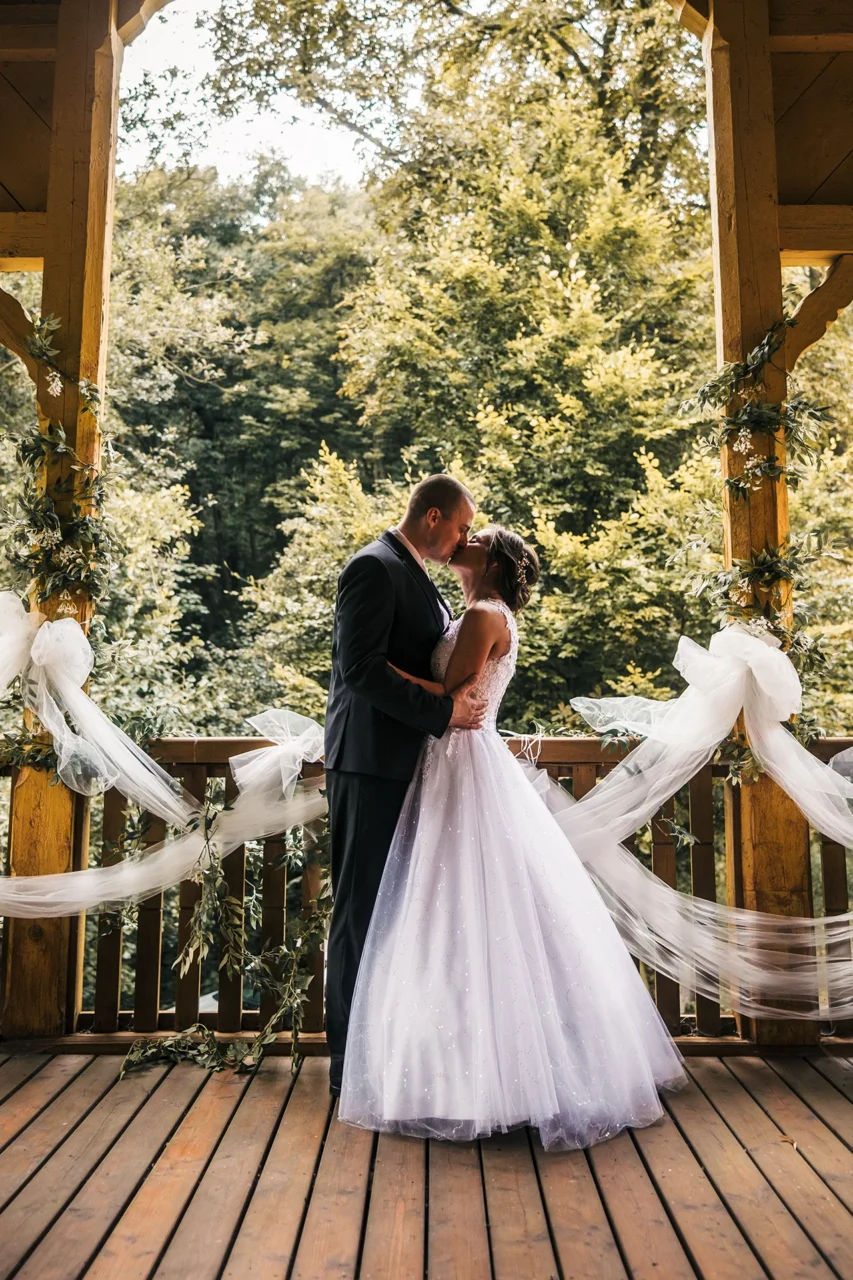 nevěsta a ženich na terase