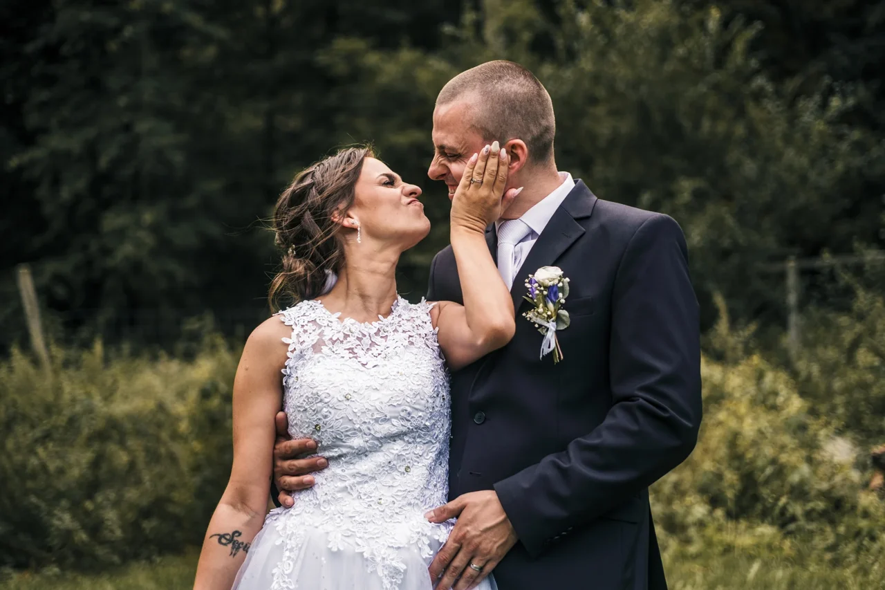 nevěsta a ženich při párovém focení v Chomutově