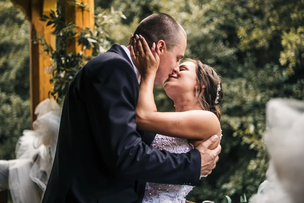 nevěsta a ženich spolu na terase