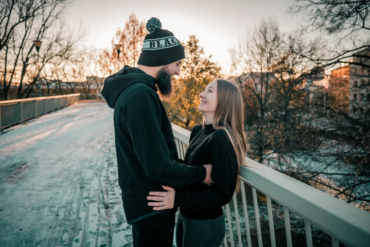 objímání na mostě v Olomouci