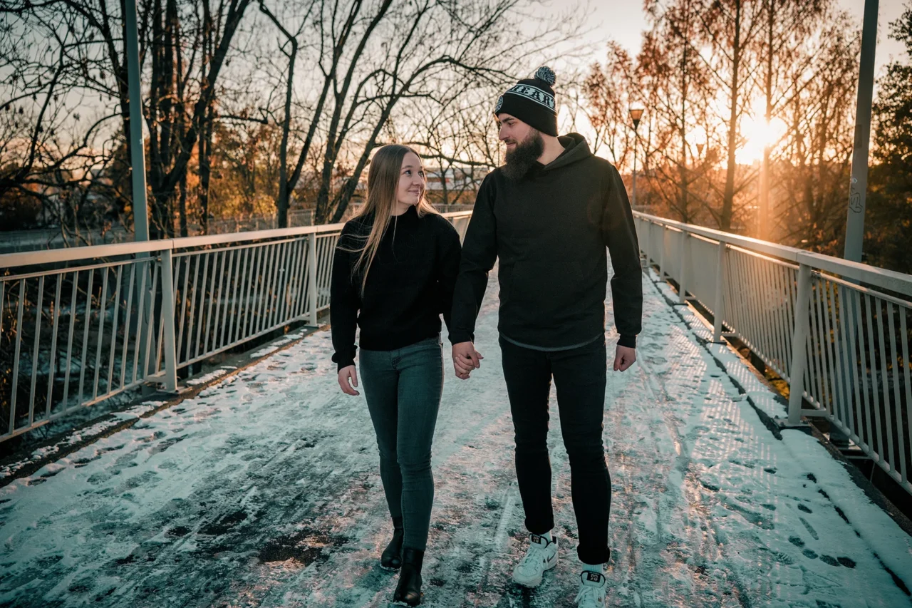 společná procházka zamilovaného páru na mostě