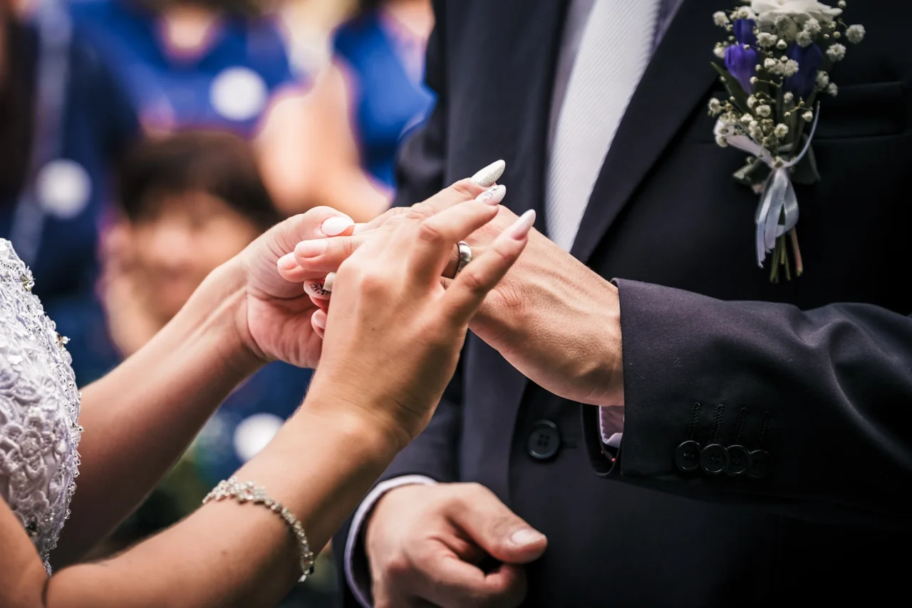 nevěsta nasazuje prstýnek ženichovi