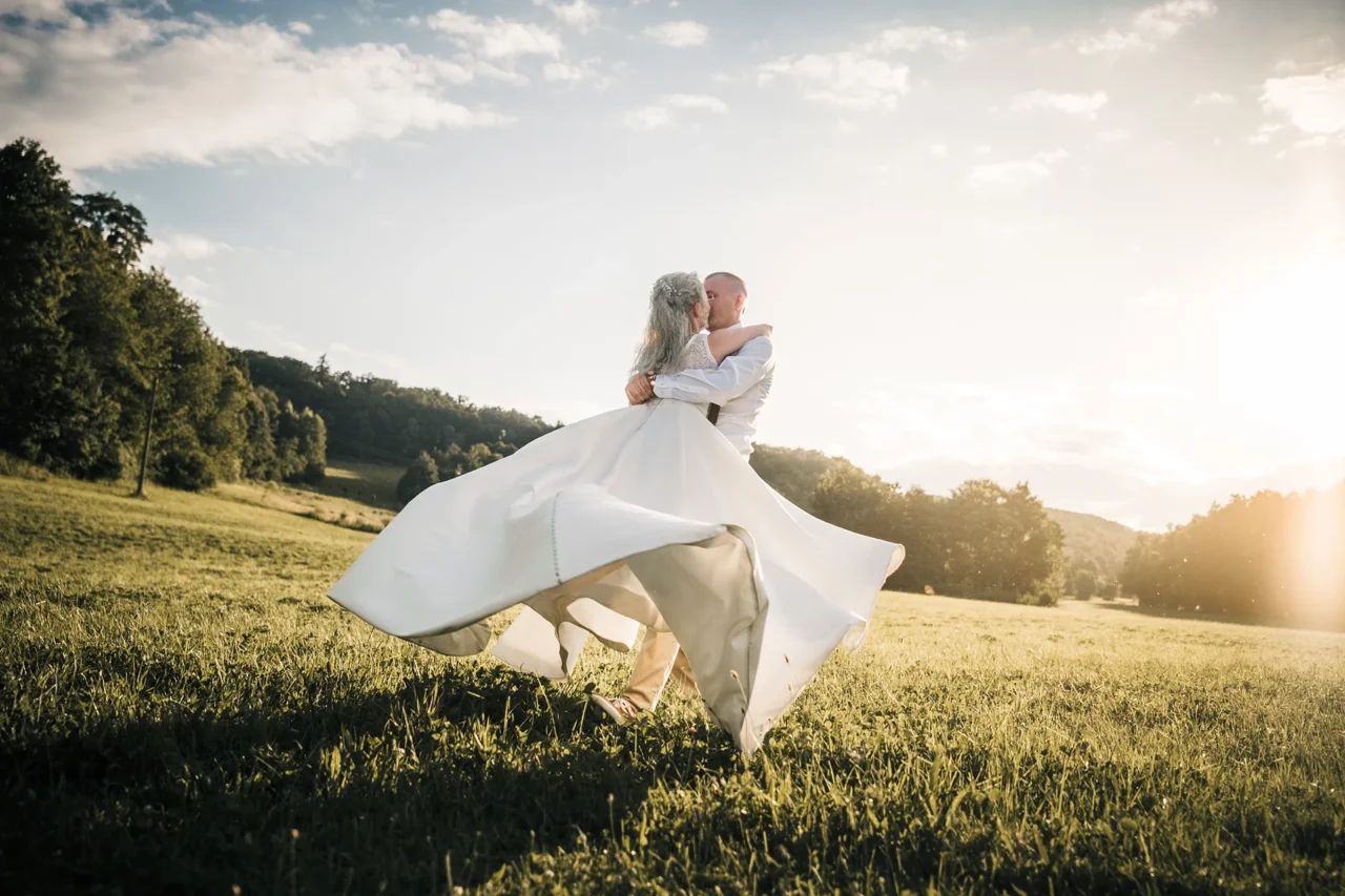 ženich a nevěsta při západu slunce a párovém focení