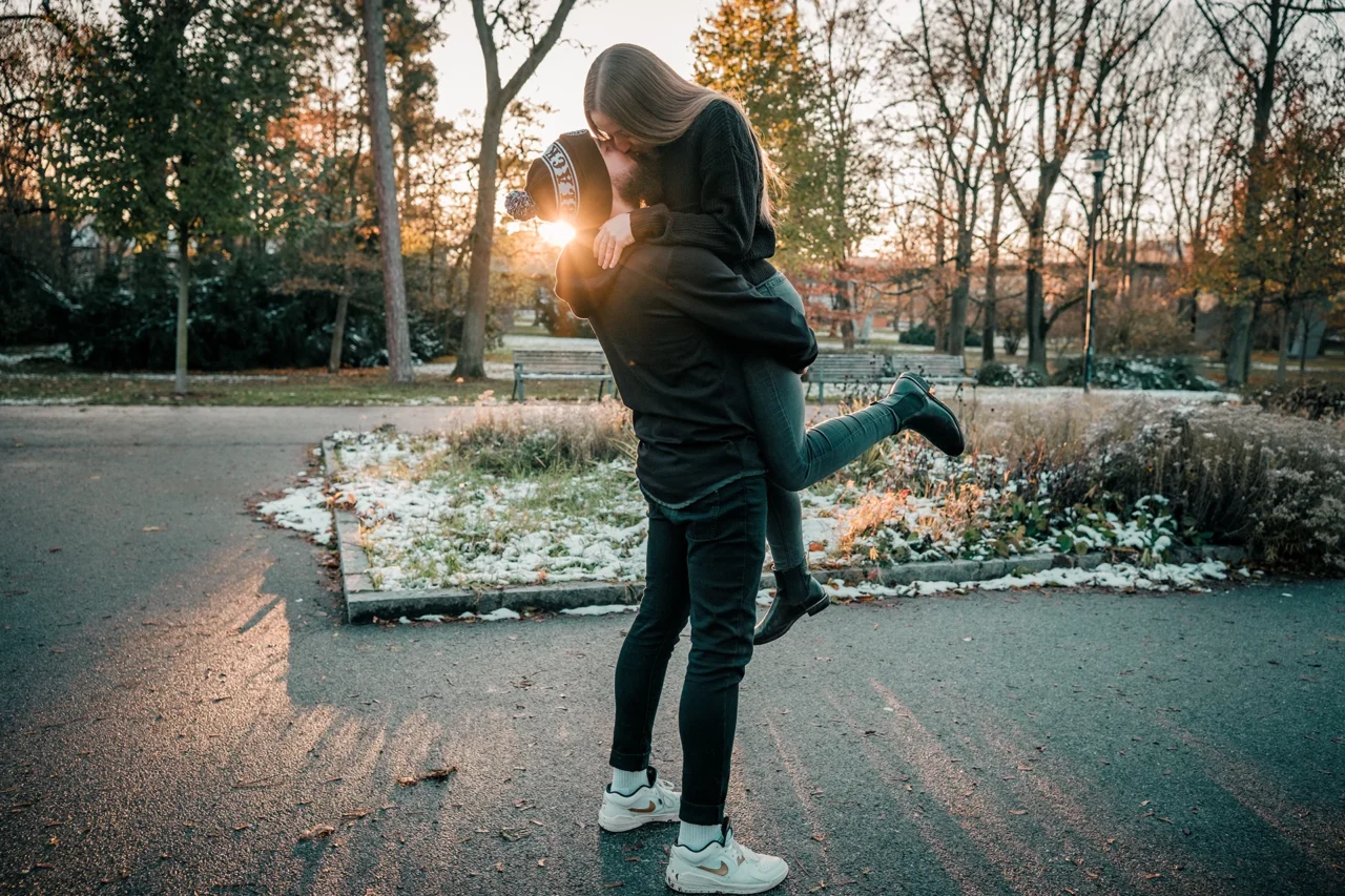 partner zvedá partnerku