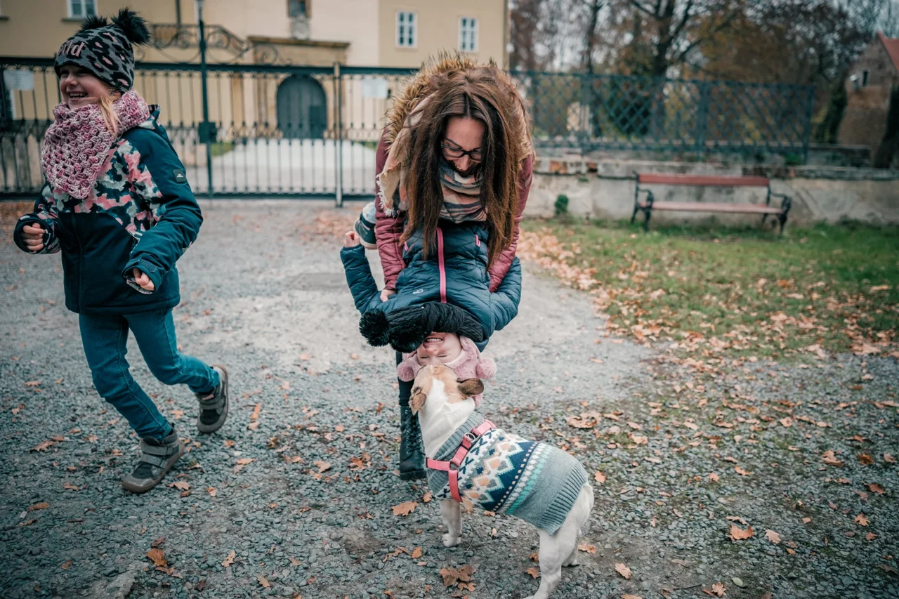 maminka si hraje s dcerou