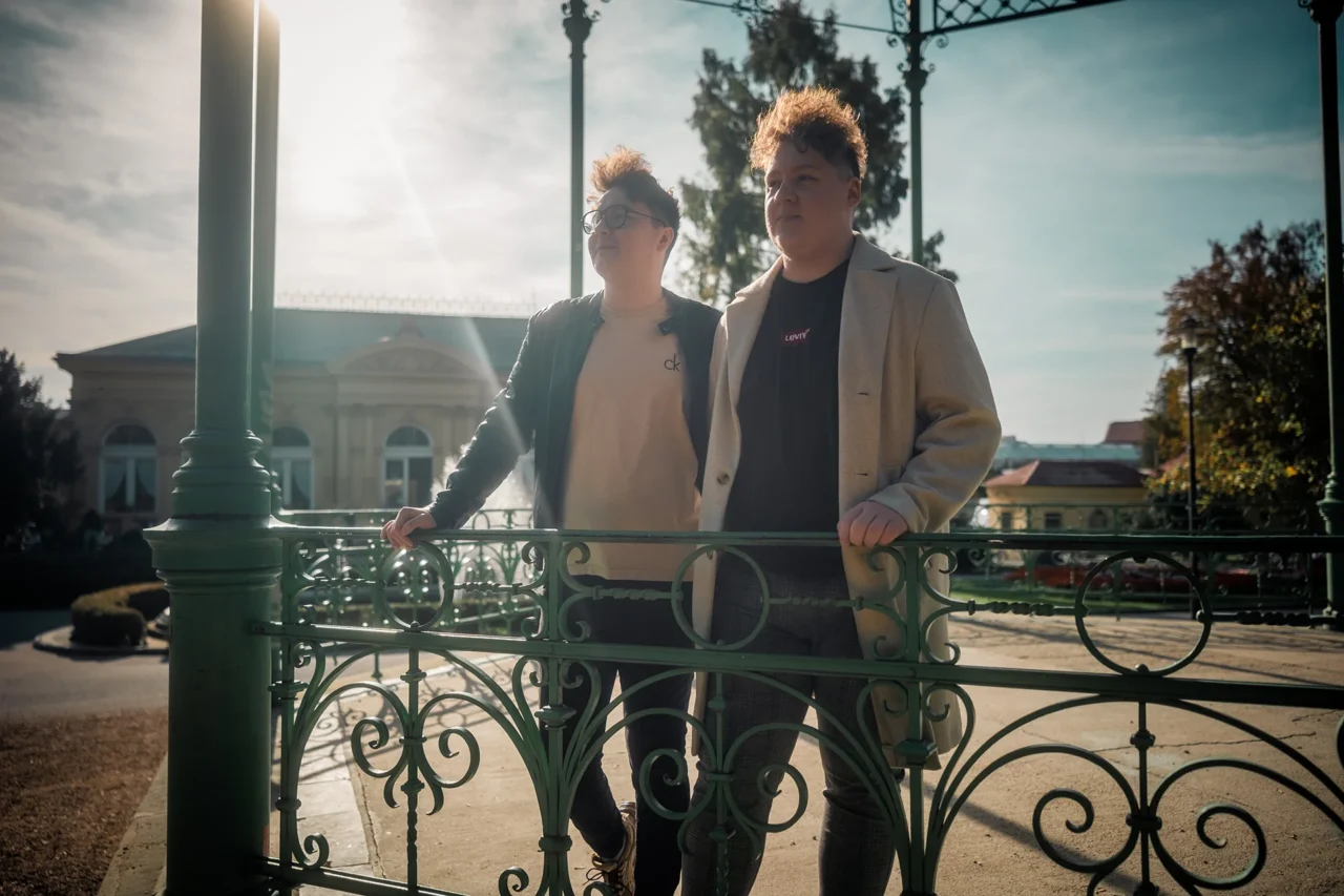 pár spolu v Olomouci v parku