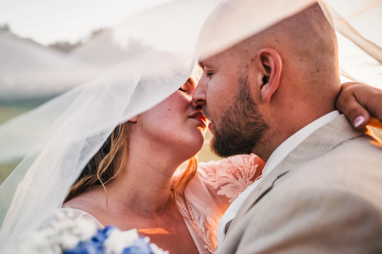 nevěsta a ženich pod závojem v Plzni