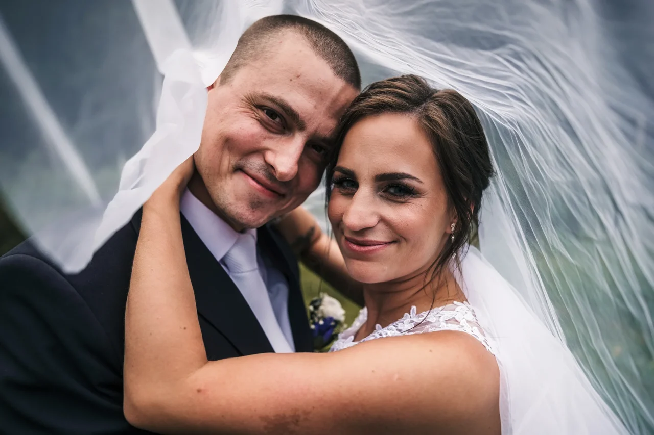 nevěsta a ženich pod závojem