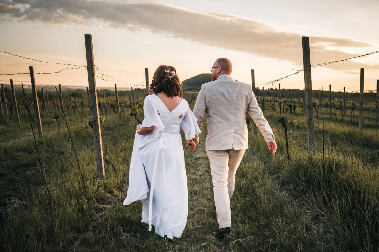 ženich a nevěsta spolu ve vinici