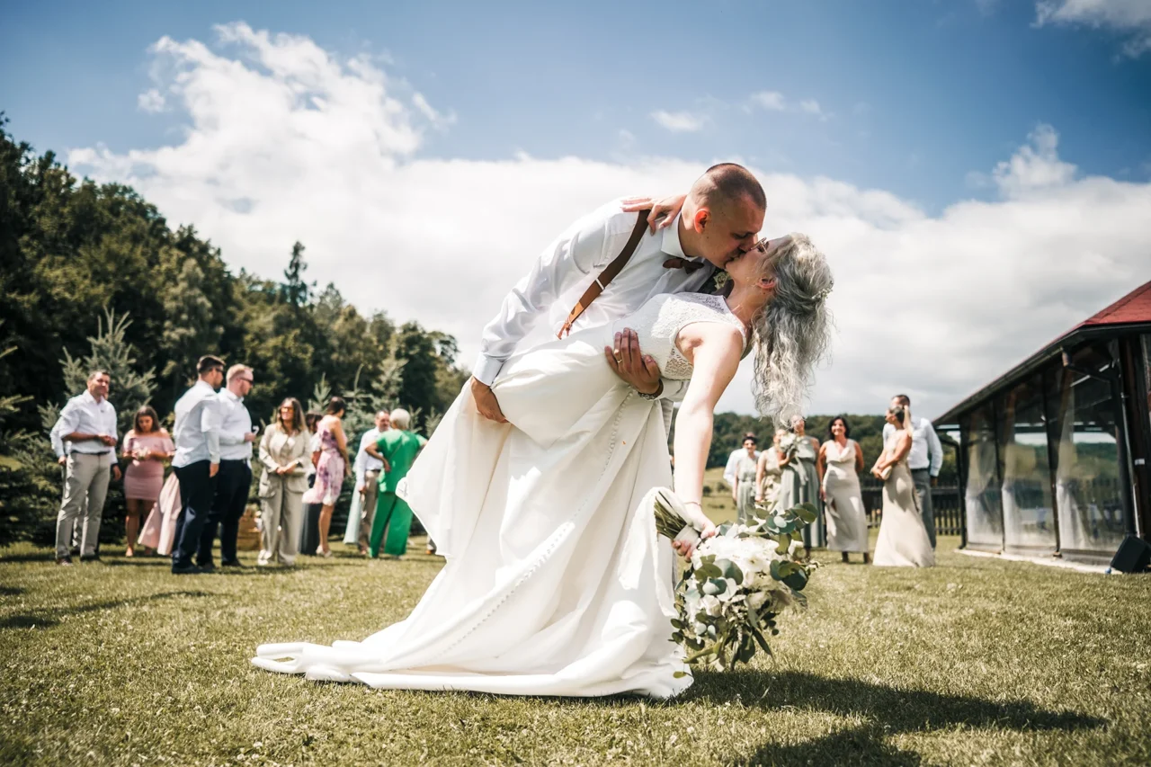 ženich zaklání nevěstu po svatebním obřadu