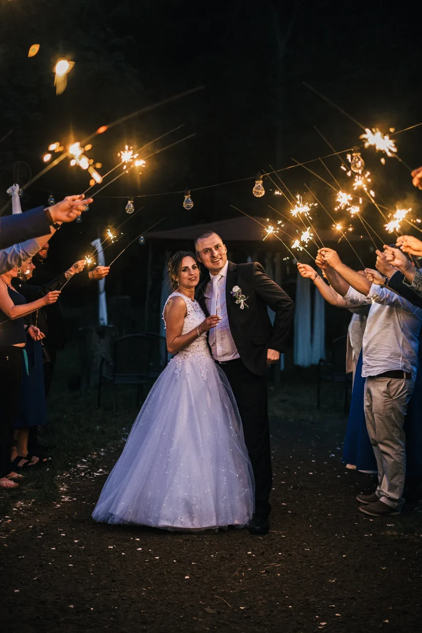 novomanželé u prskavek