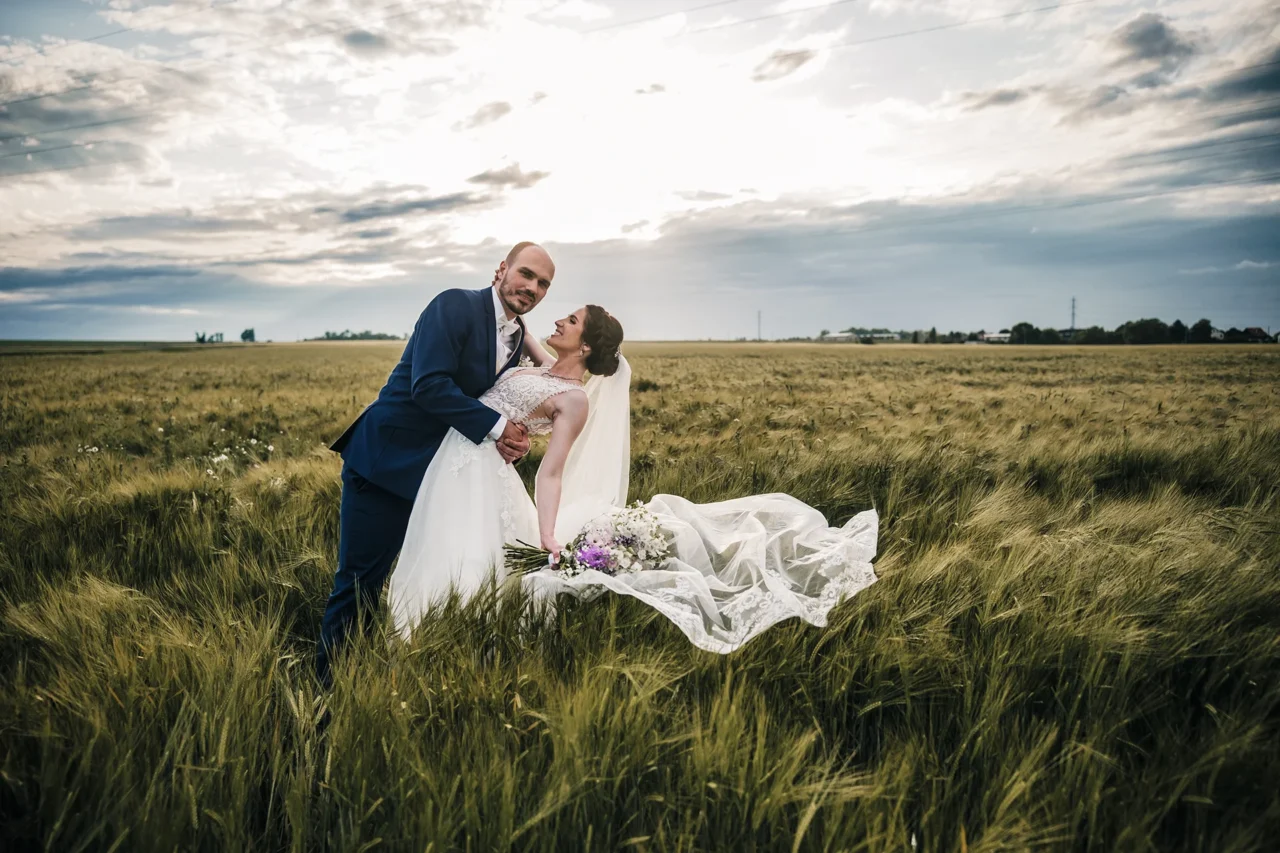 ženich zaklání nevěstu v poli u Pardubic