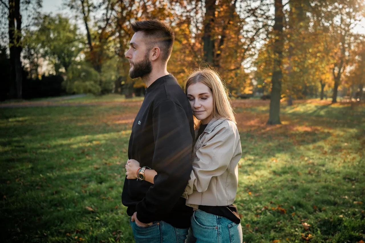 přítelkyně objímá partnera v parku v Olomouci
