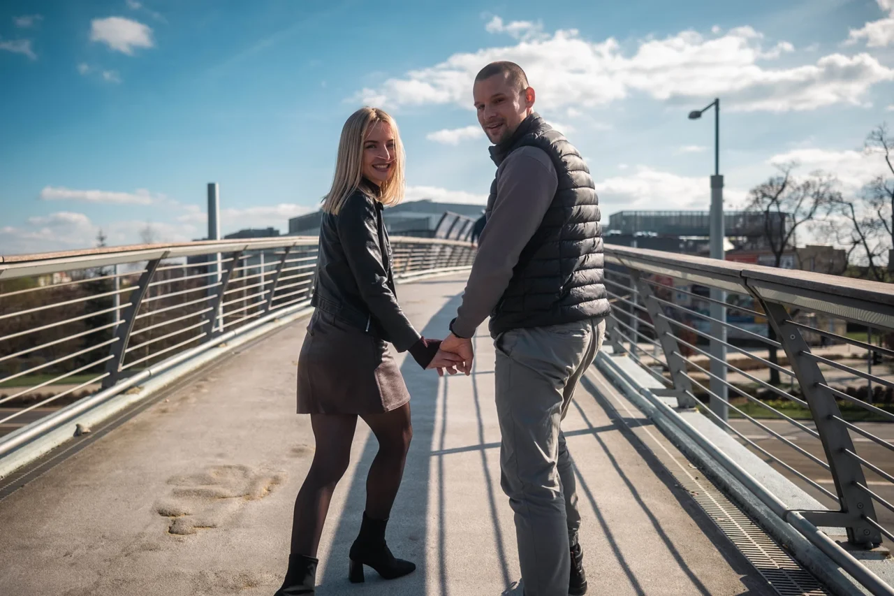 zamilovaný pár se otačí na mostě