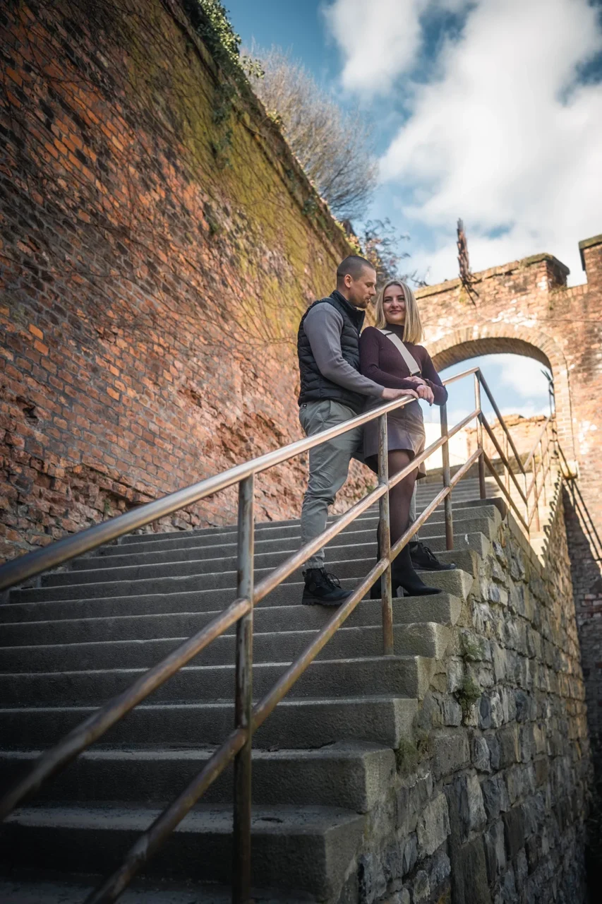 zamilovaný pár na schodech ve smetanových sadech v Olomouci
