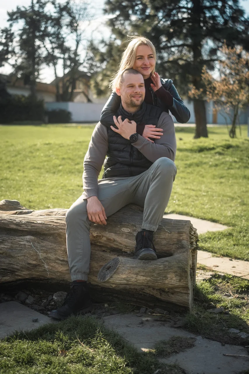 Partnerka objímá partnera zezadu