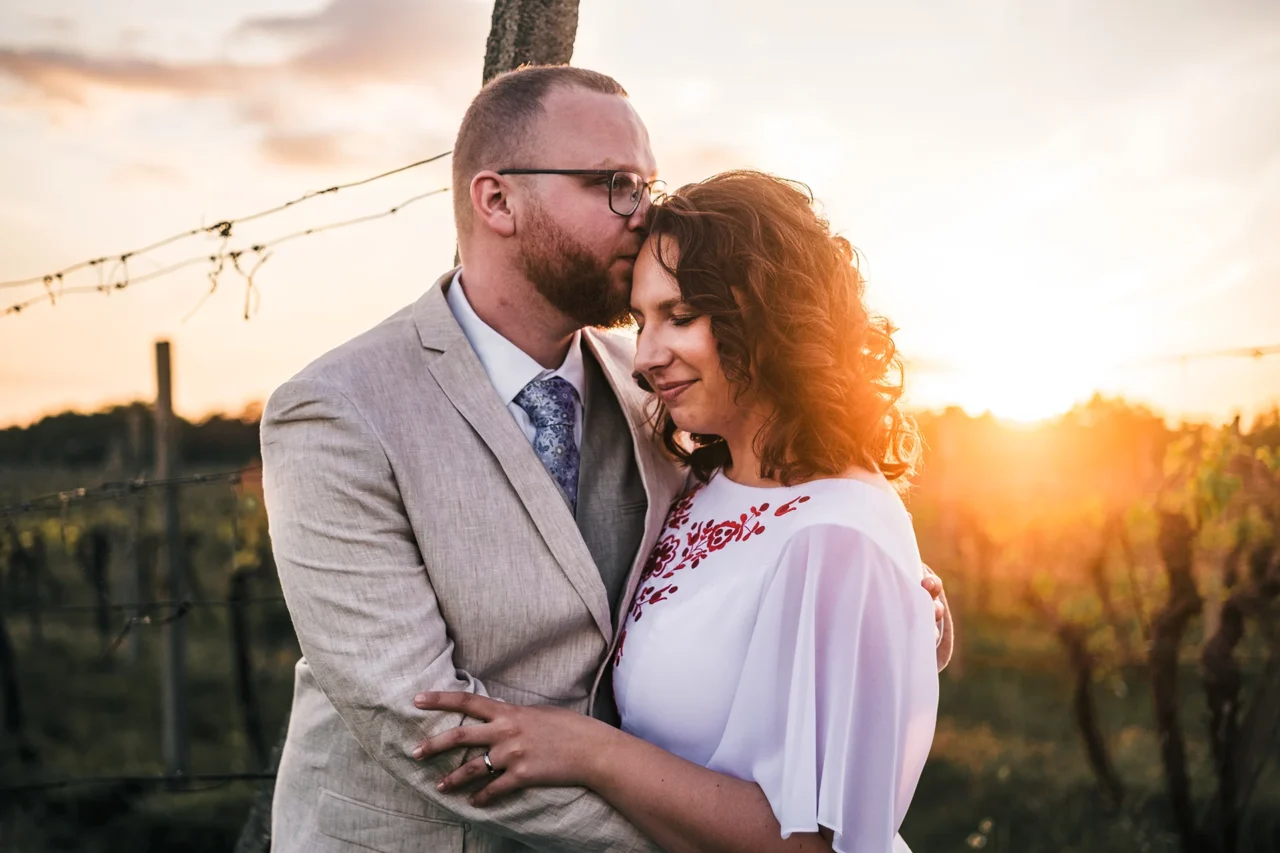 ženich dává nevěstě polibek na čelo