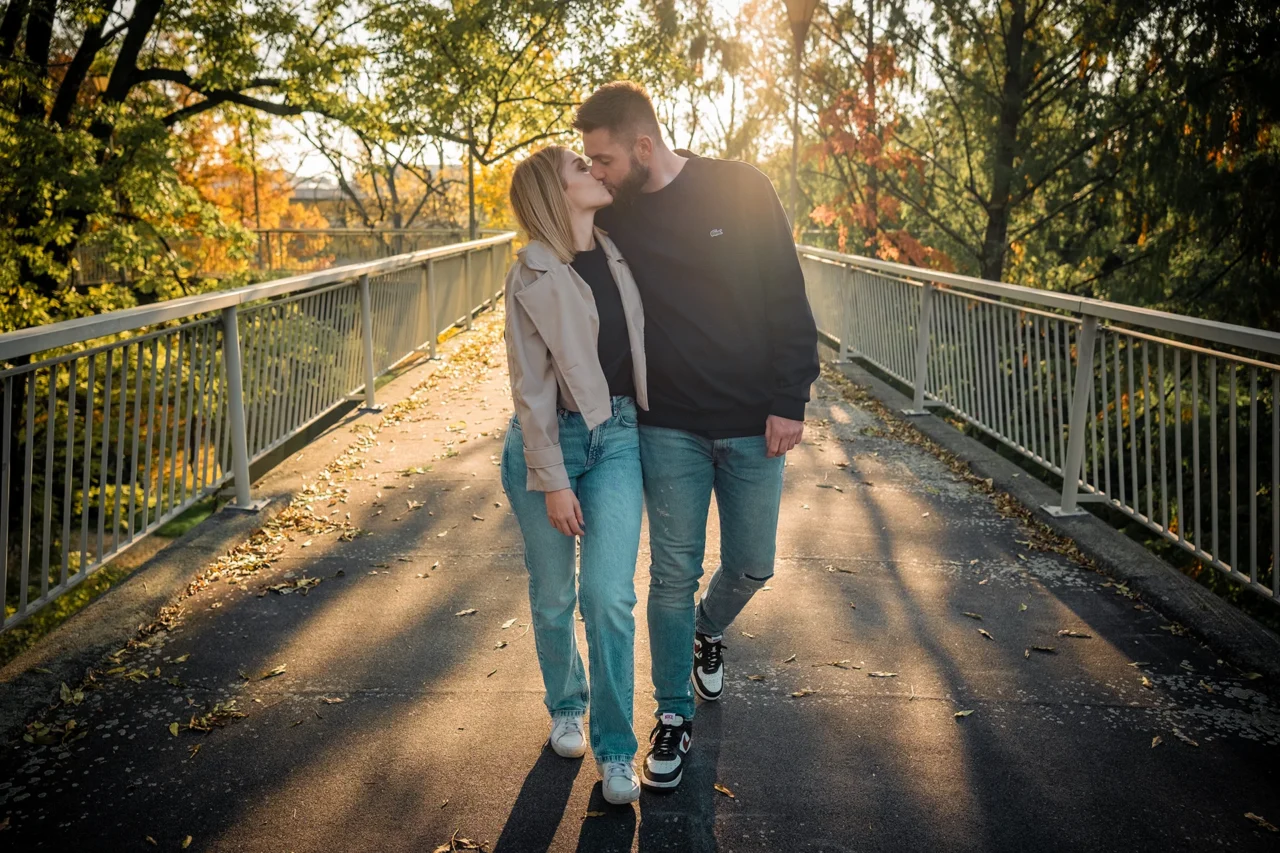 polibek na mostě v parku ve smetanových sadech