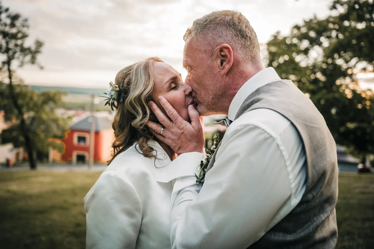 ženich a nevěsta při západu slunce v Plumlově