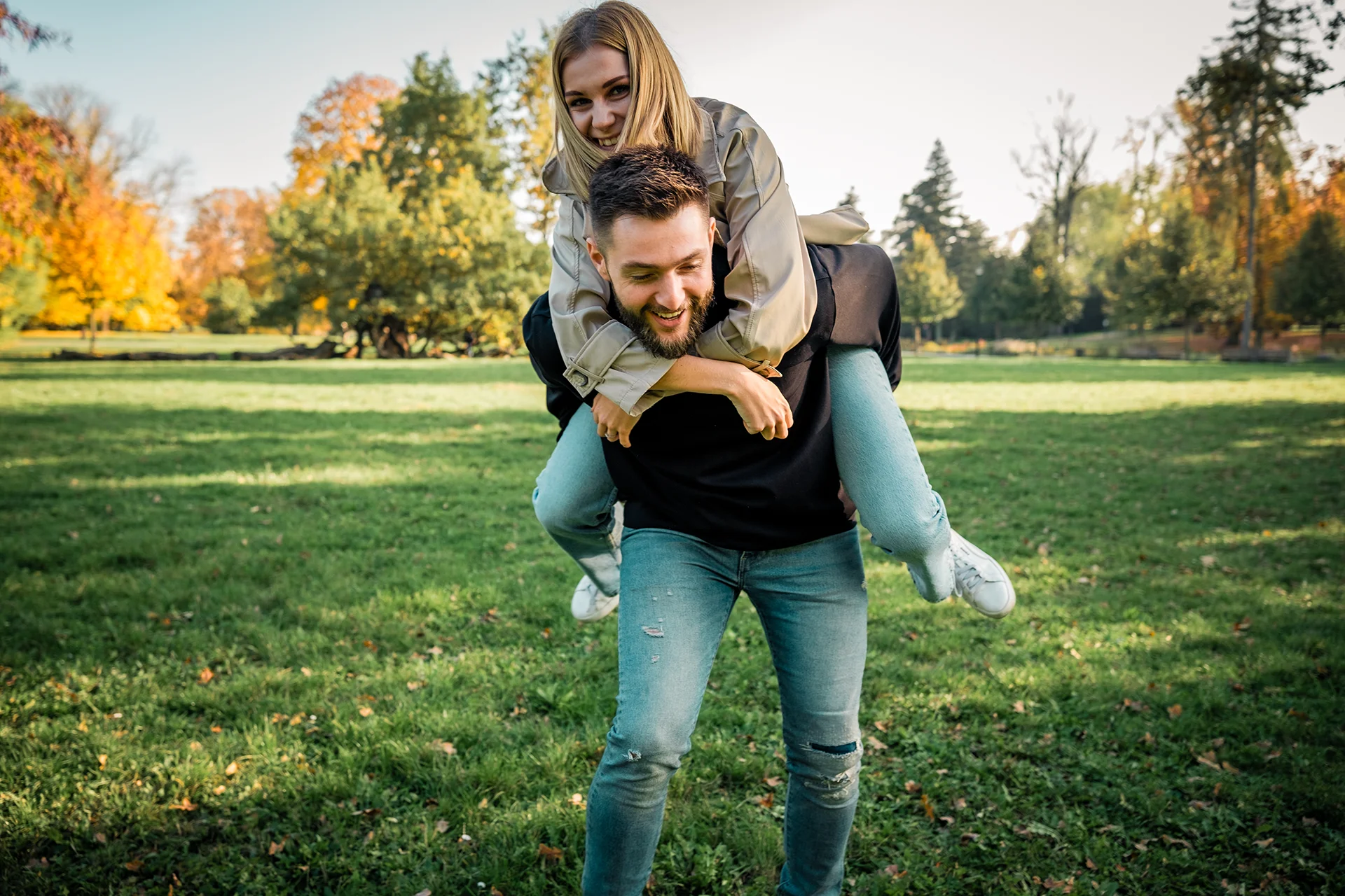 přítelkyně na zádech partnera