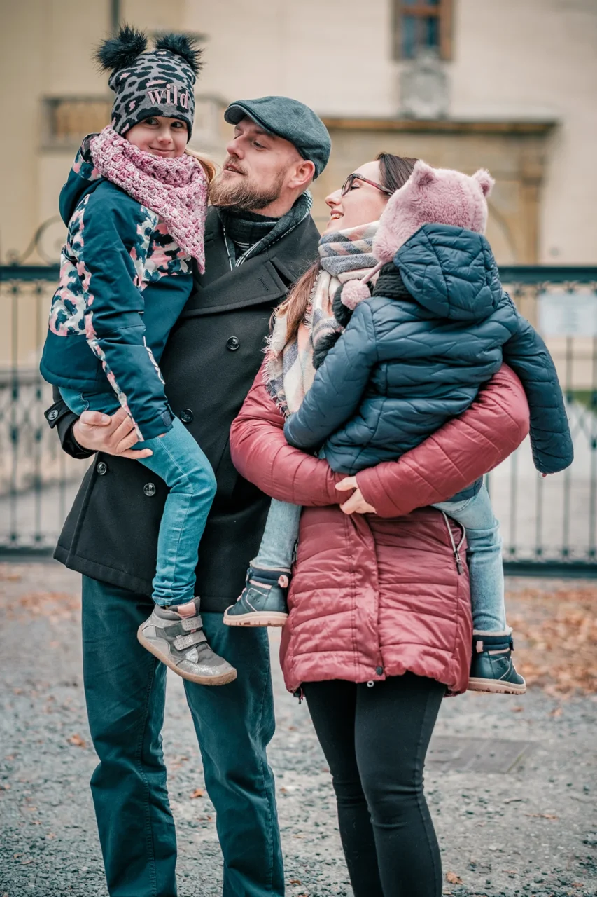 rodiče drží děti v náručí