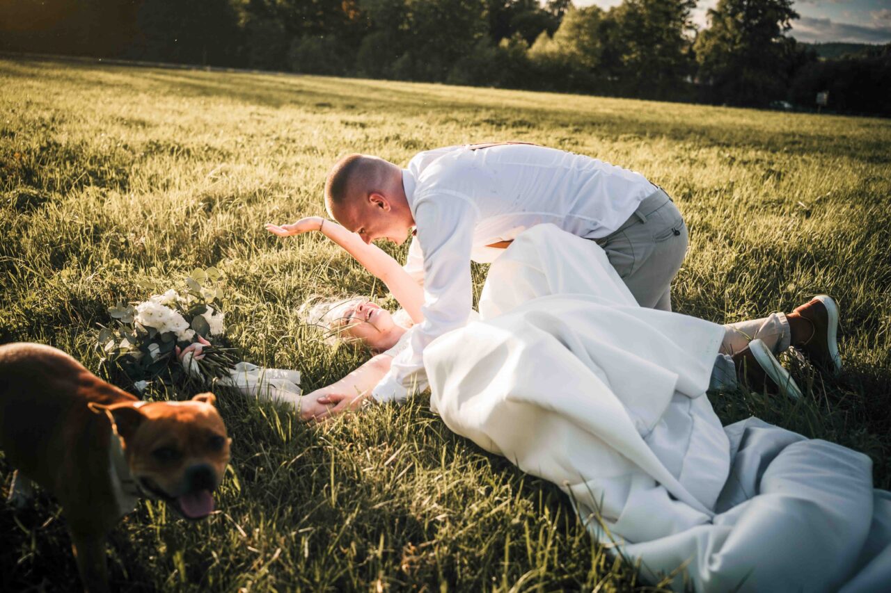 Nevěsta a ženich v trávě