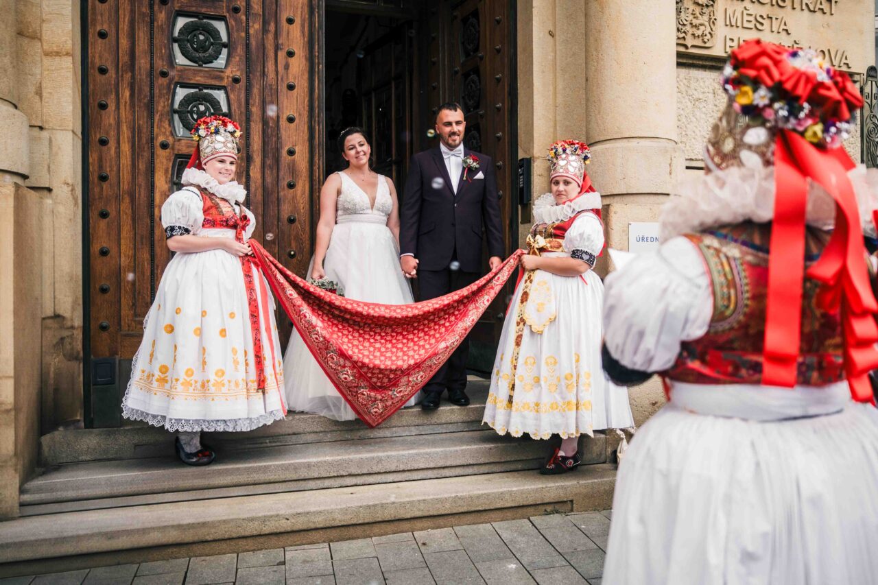 nevěsta a ženich a krojovaný sbor