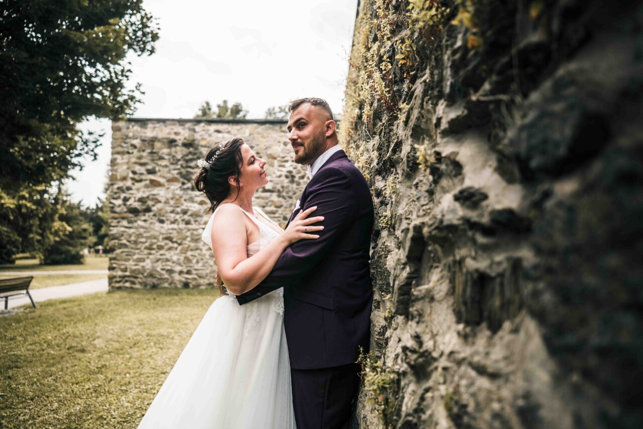 nevěsta a ženich v parku