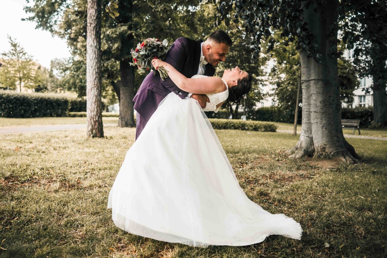 ženich zaklání nevěstu v parku