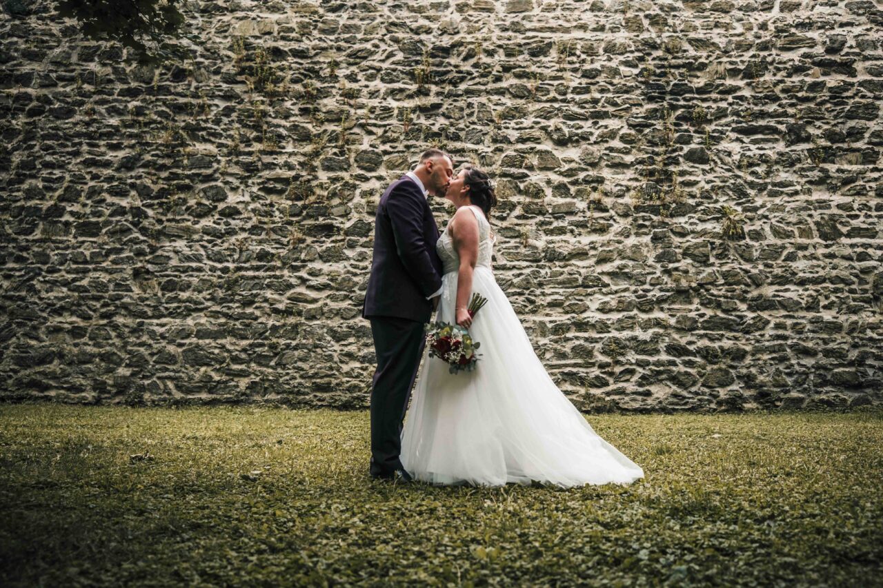 nevěsta a ženich v Prostějově v parku