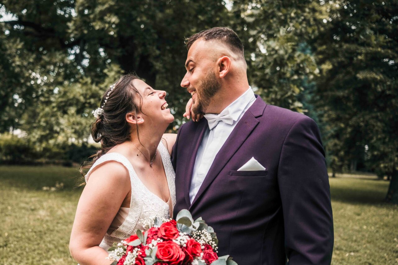 nevěsta a ženich při párovém focení