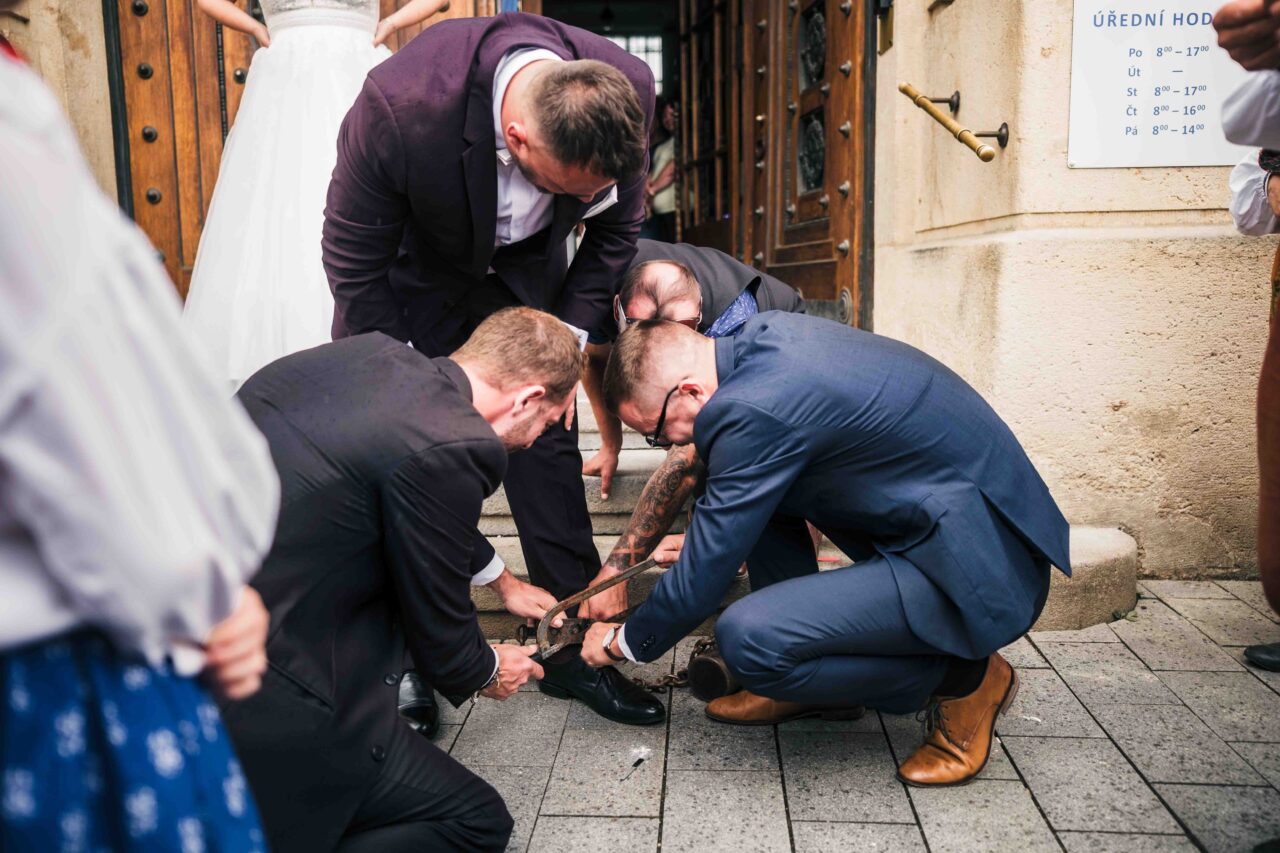 svědek řeže ženichovy zámek z nohy