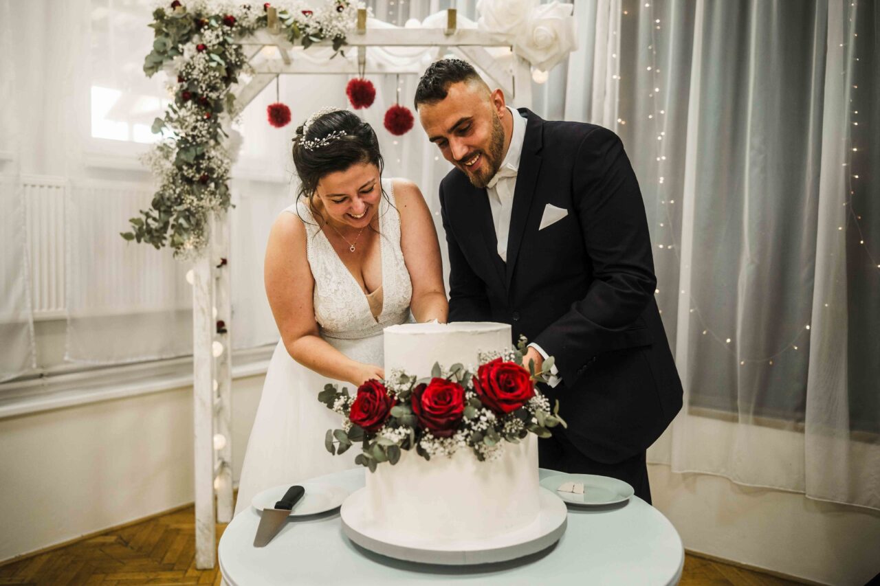 nevěsta a ženich krájí dort