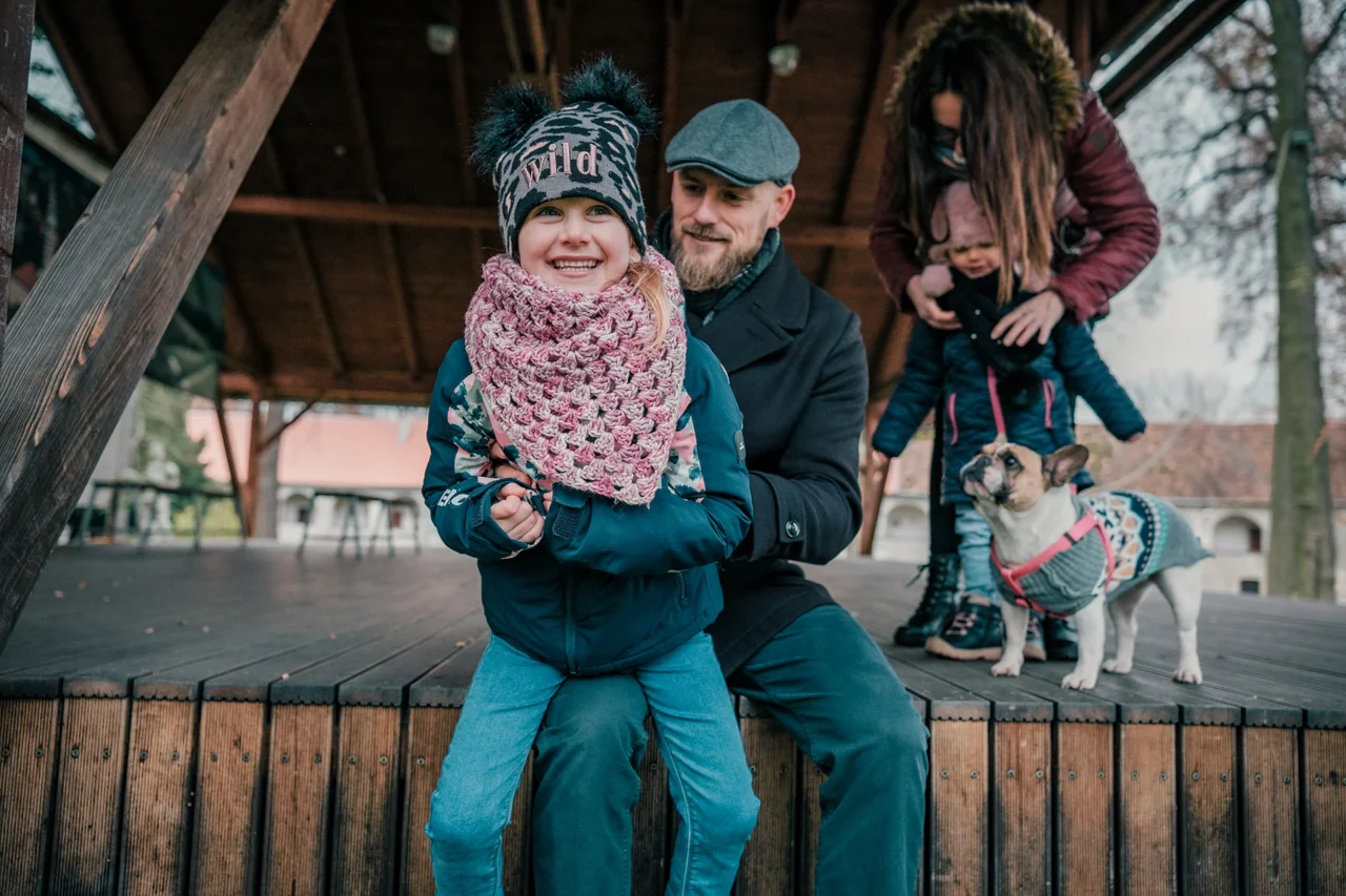 tatínek drží dcera a lechtá ji v Přerově