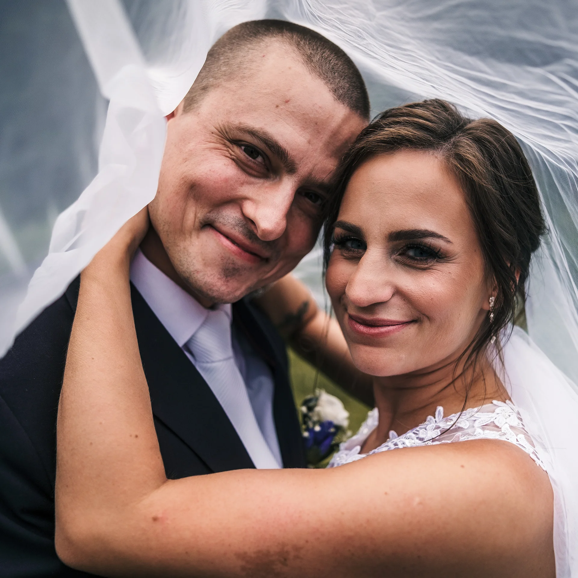 Nevěsta a ženich v trávě