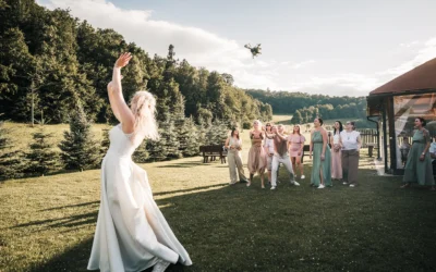 Házení kytice, vyvazování a pánské alternativy: Jak na zábavné svatební tradice