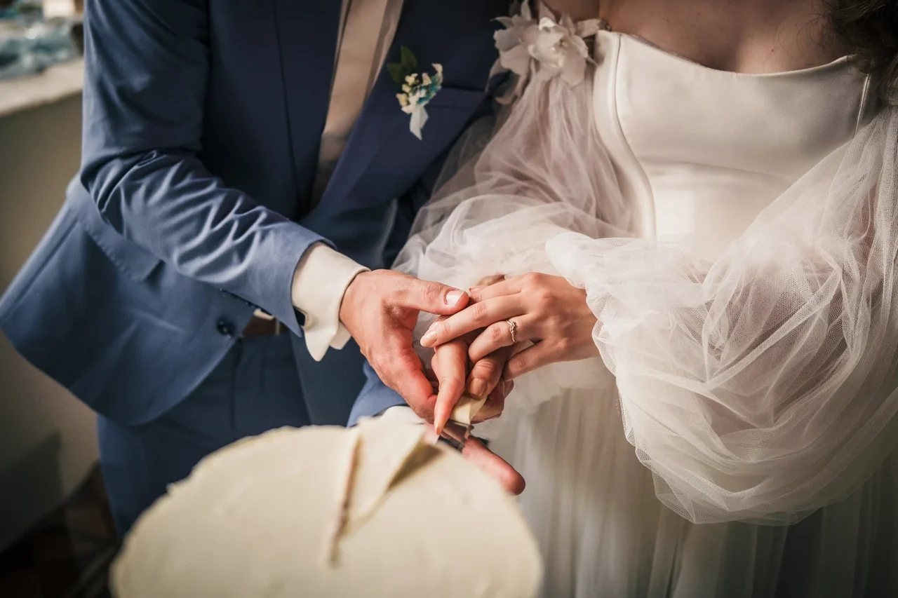 novomanželé krájí dort