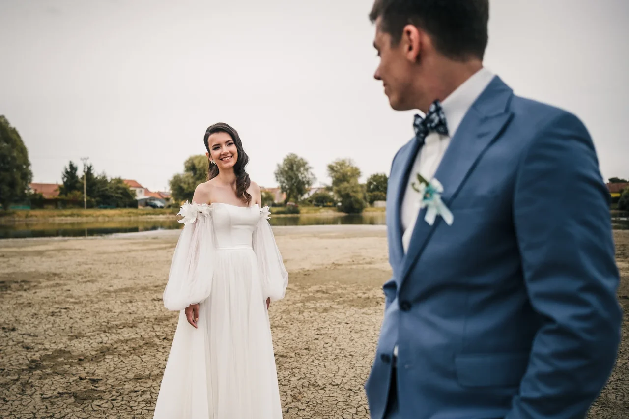 ženich se dívá na nevěstu