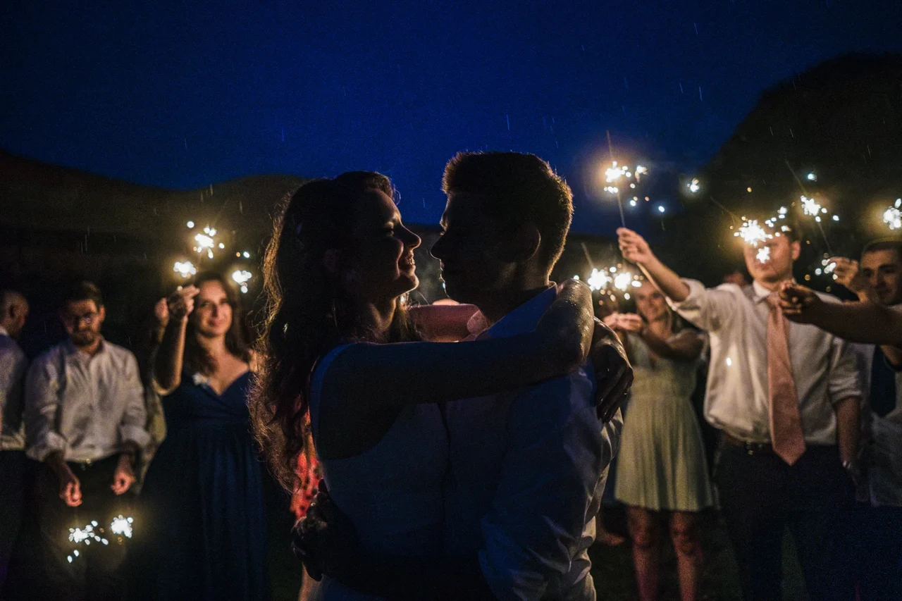 prskavky v dešti s novomanželi