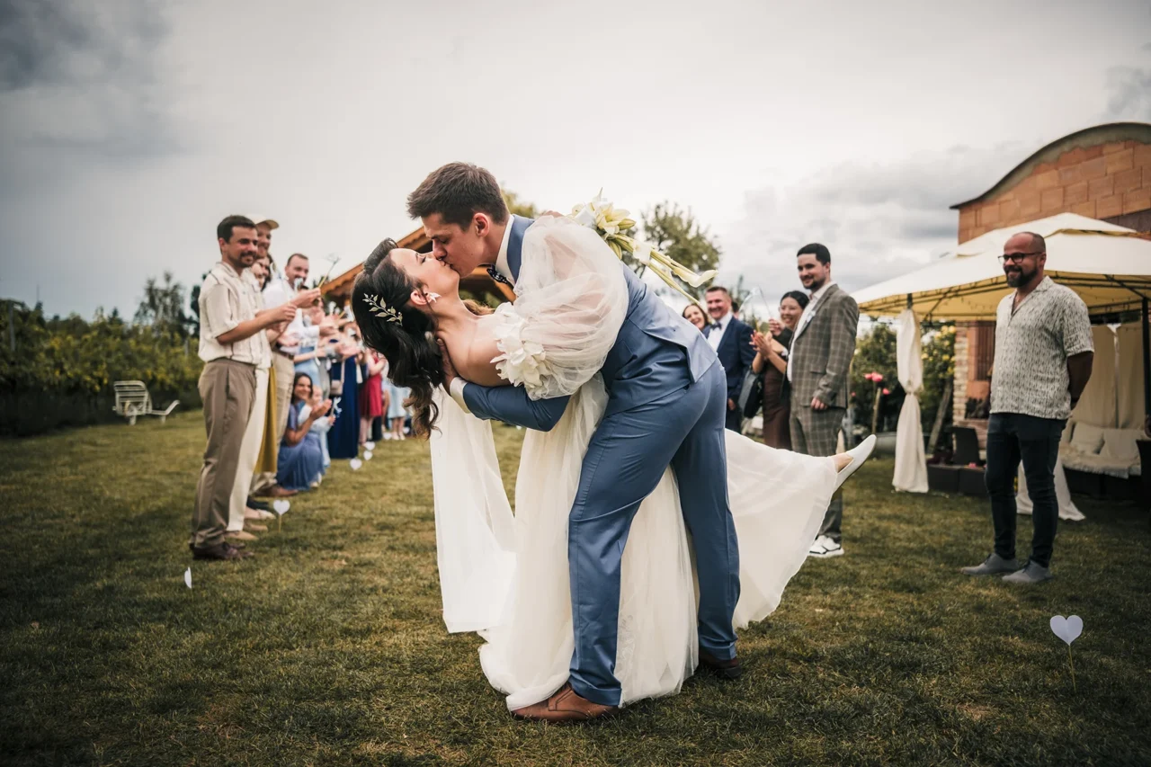 ženich zaklání nevěstu