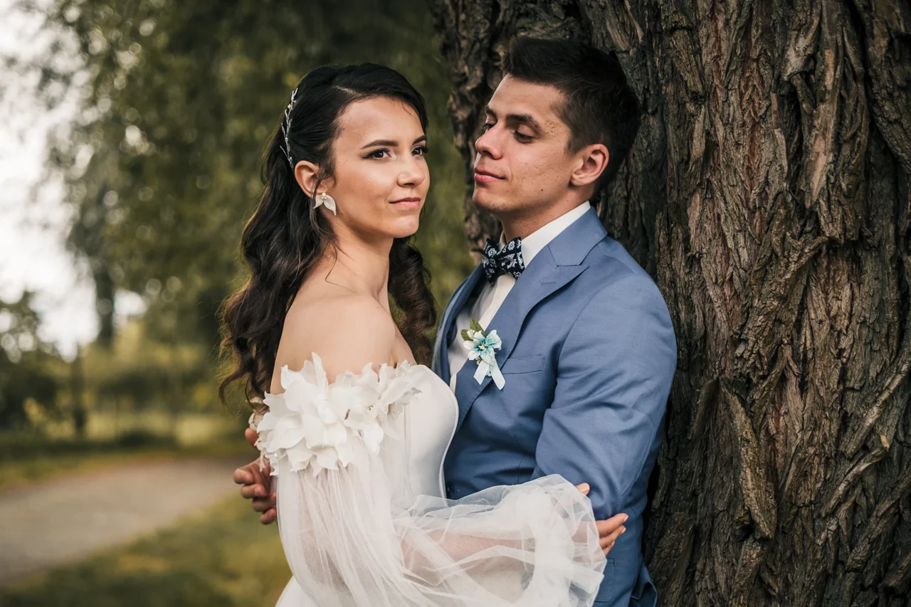 ženich zamilovaně sleduje nevěstu