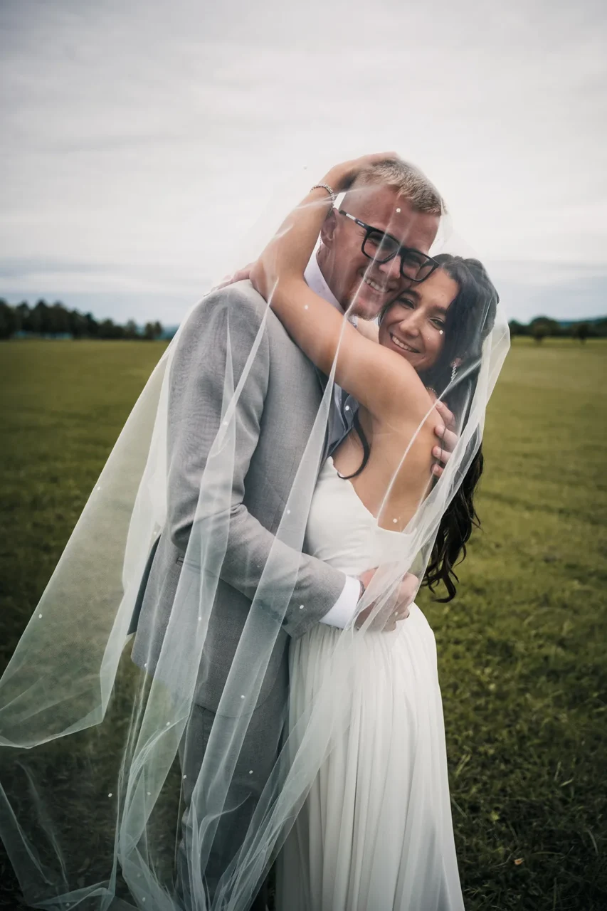 nevěsta a ženich pod závojem