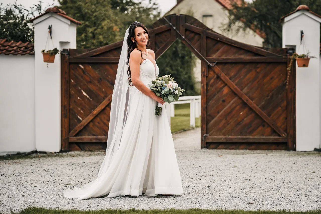 nevěsta jde k oltáři