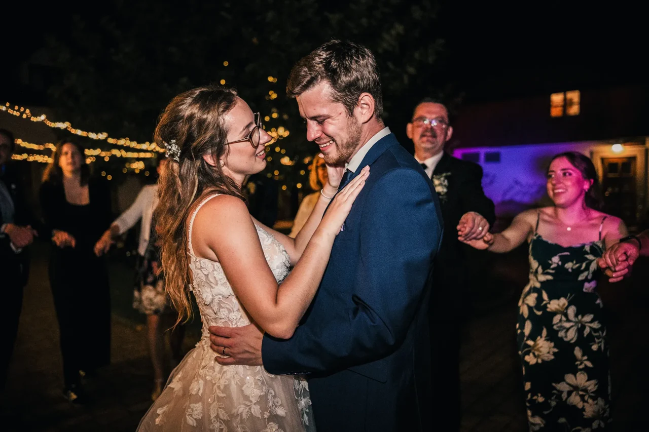 novomanželé společně tancují