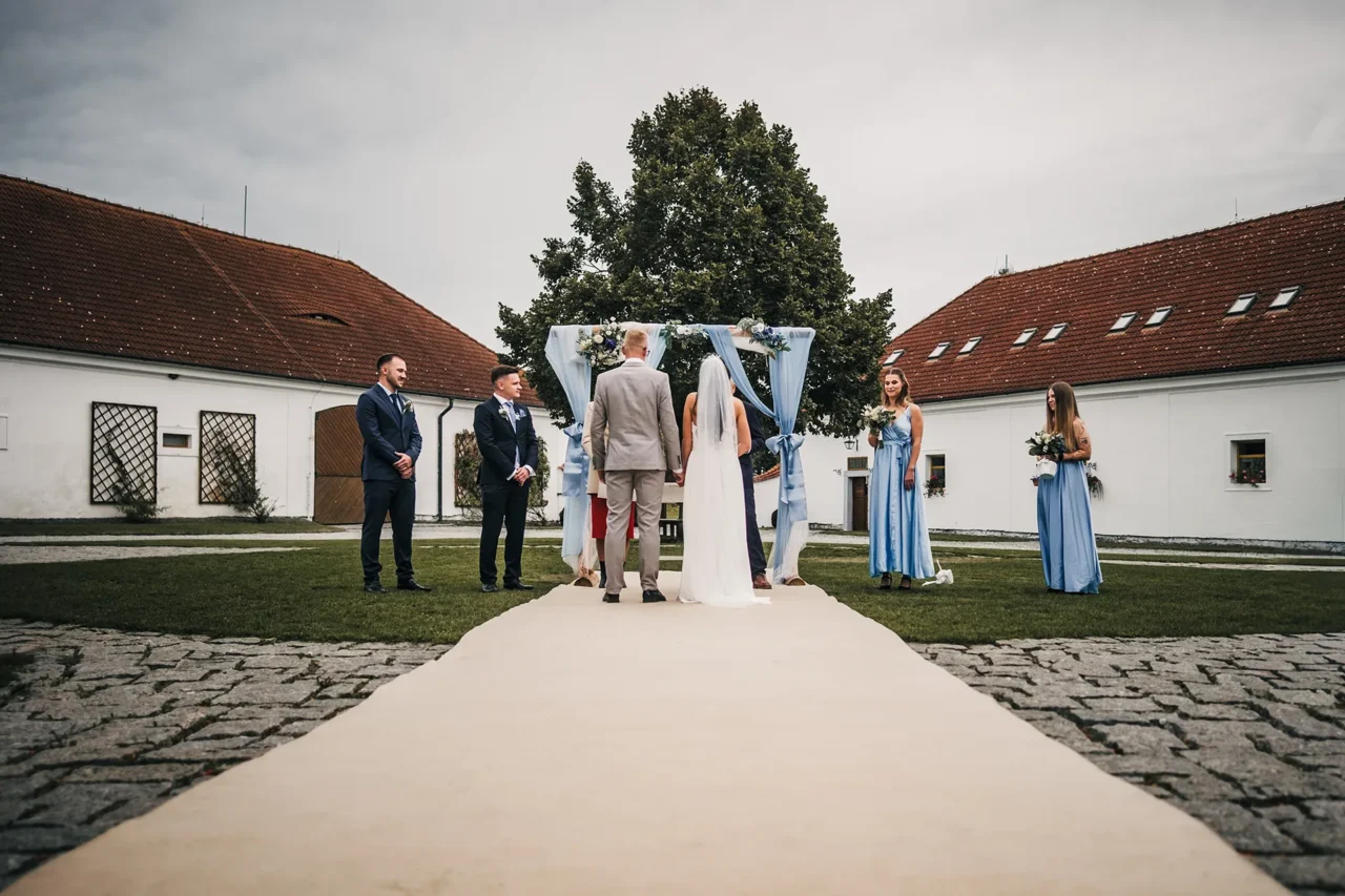 novomanželé u oltáře