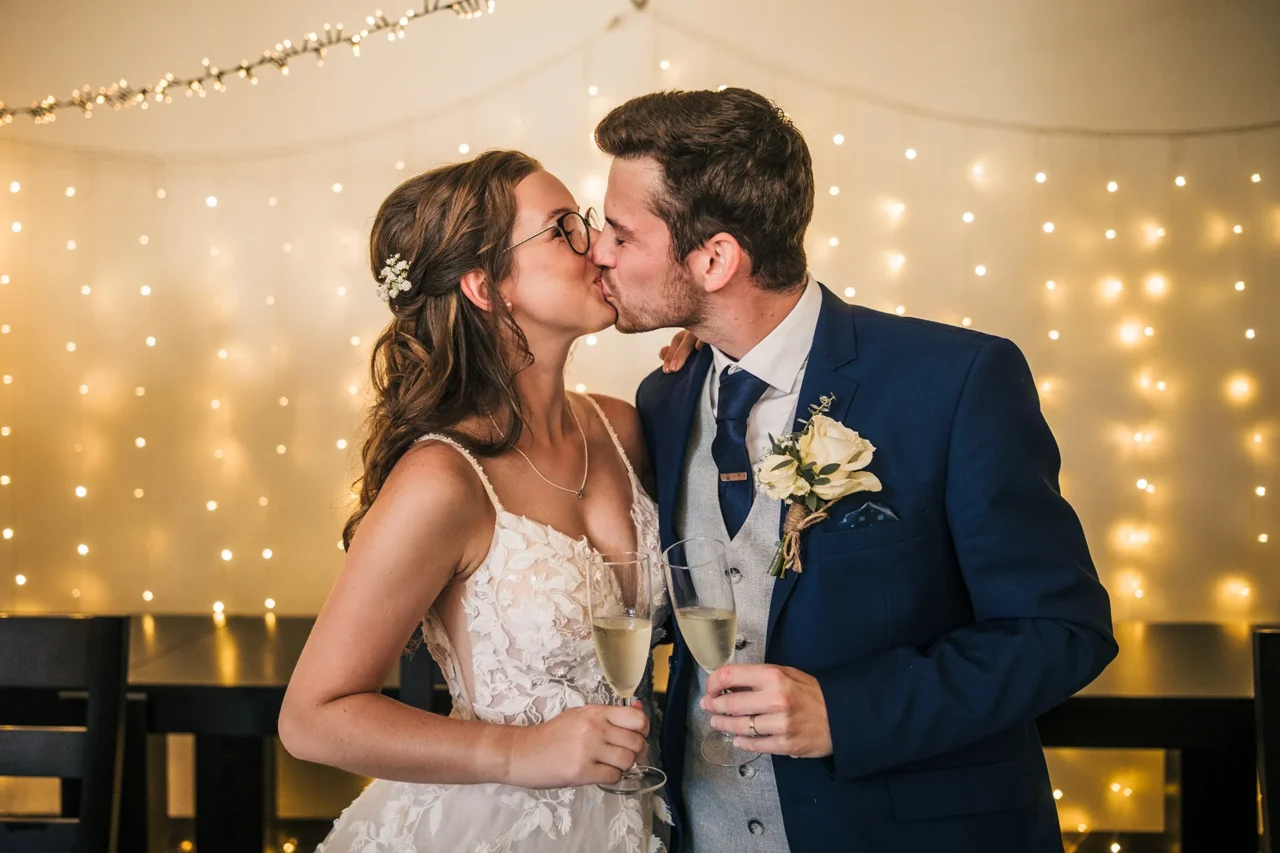 polibek novomanželů